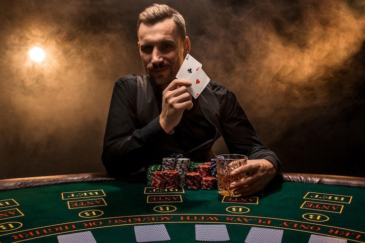 Nuansa visual Poker Joker MH berkah138 bergaya hitam emas
